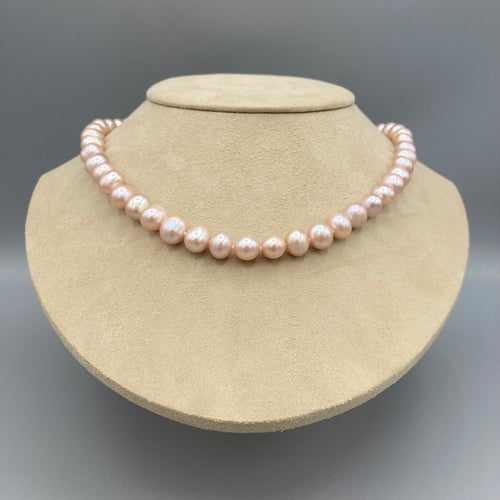 Magnifique collier de perles d'eau douce de ton rose avec fermoir en or blanc 14 carats