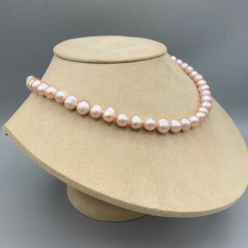 Magnifique collier de perles d'eau douce de ton rose avec fermoir en or blanc 14 carats