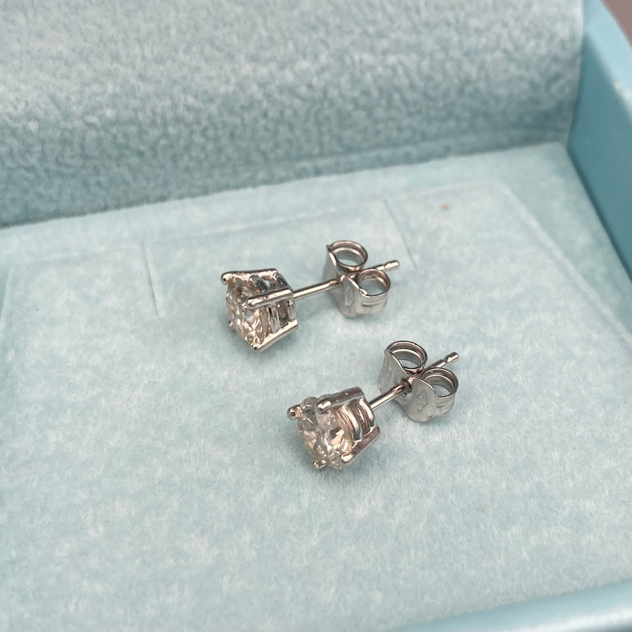 Round Brilliant Diamond Stud Earrings on 14K White Gold Italian