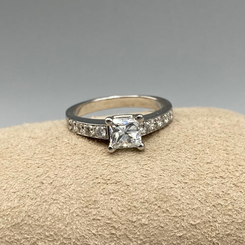 1.02 Carat F-G Colour SI2 Clarity Princess Cut Natural Diamond Engagement Ring Platinum