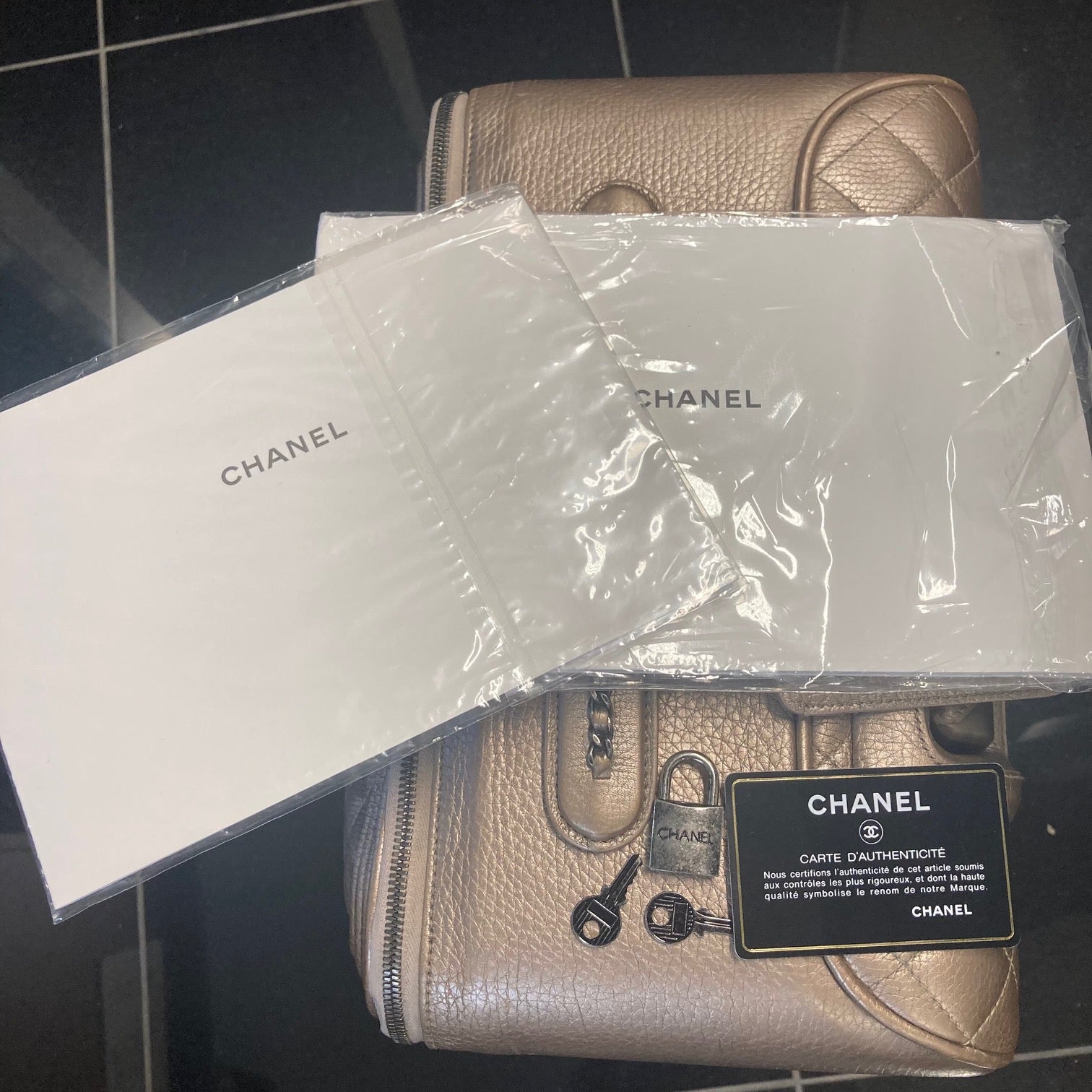 Valise à roulettes Coco matelassée Chanel Metallic Caviar Bronze