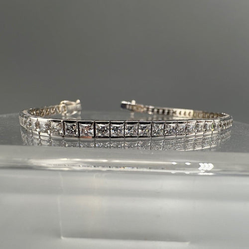 Bracelet tennis en or blanc 14 carats avec diamants taille princesse