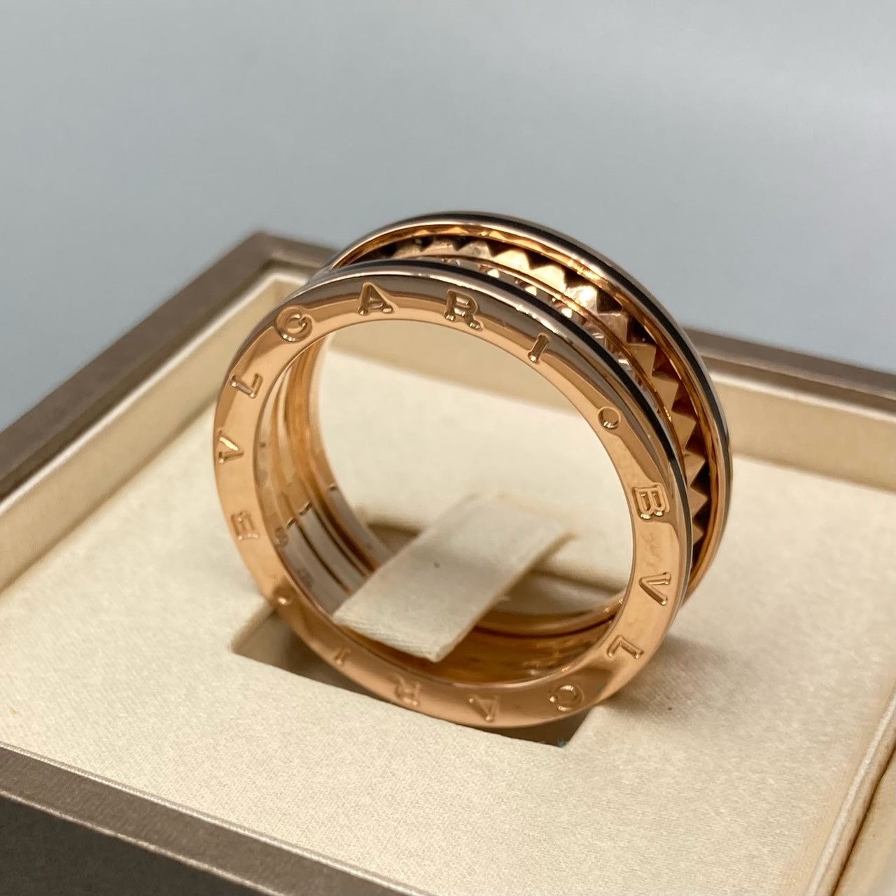 Bvlgari B.ZERO1 Rock two-band ring in 18 kt rose gold with studded spiral and black ceramic inserts