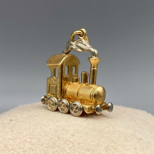 Pendentif de train de locomotive vintage en or 18 carats