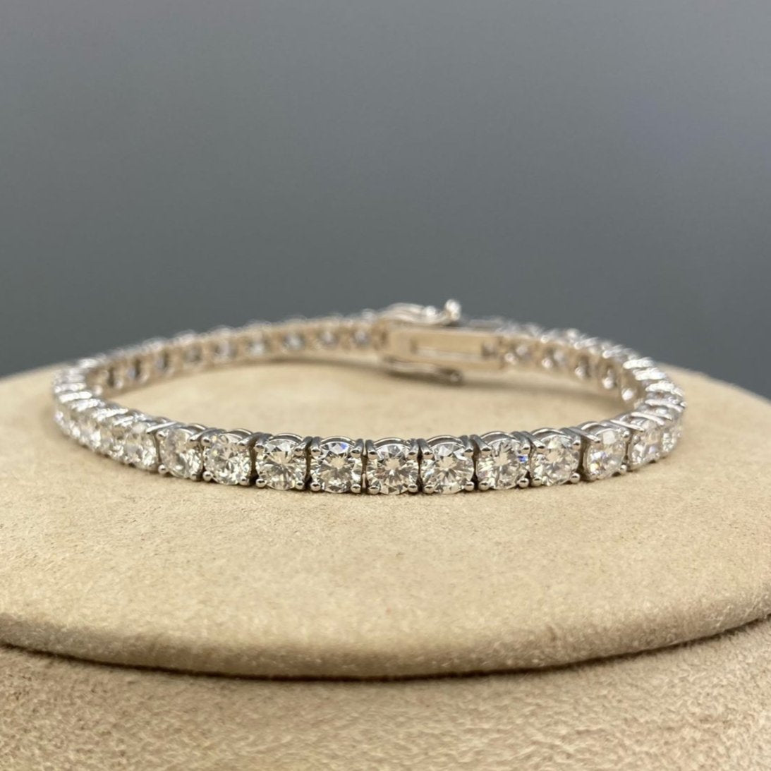 Bracelet tennis en diamants serti sur or blanc 14 carats