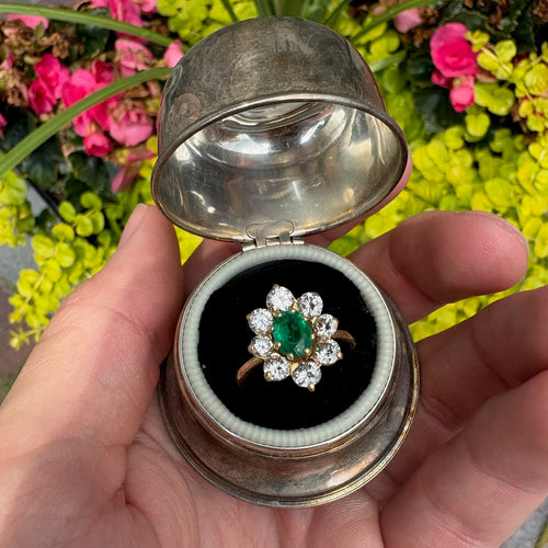 Bague halo de diamants et émeraude en or jaune 18 carats