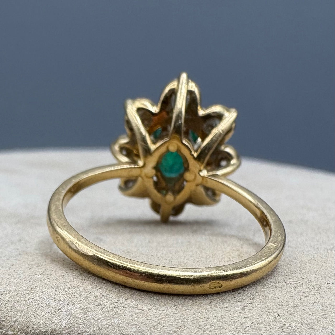 Bague halo de diamants et émeraude en or jaune 18 carats
