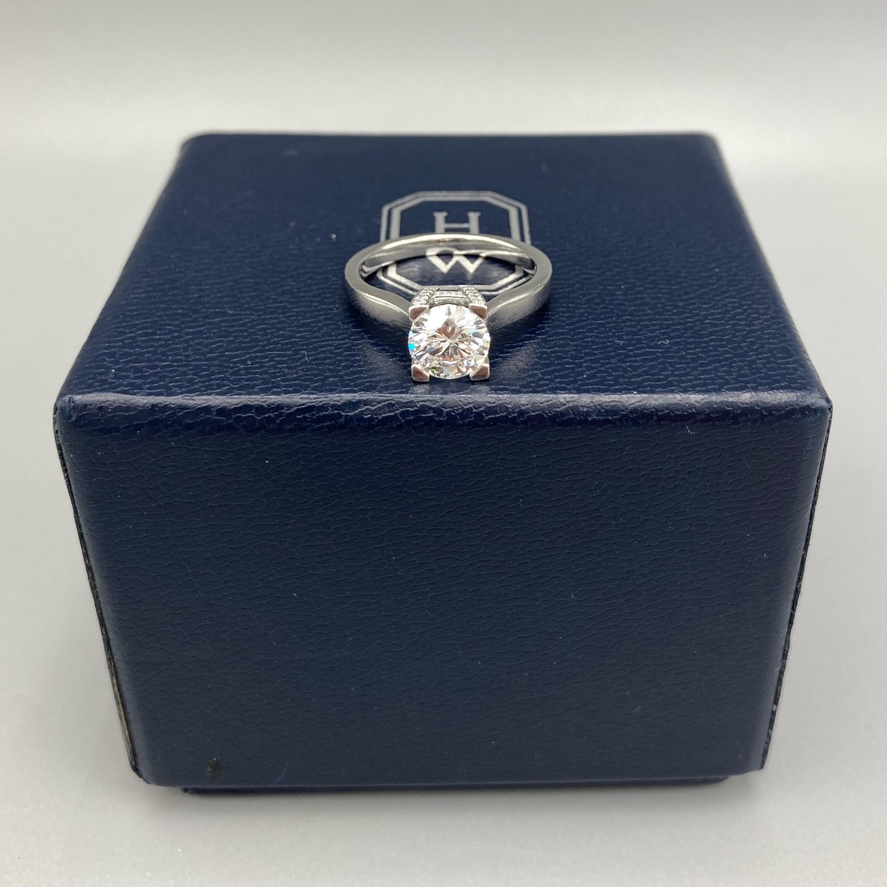 Bague de fiançailles en platine avec logo diamant HW solitaire avec pierre centrale E-VVS2 de 1,10 carat Harry Winston