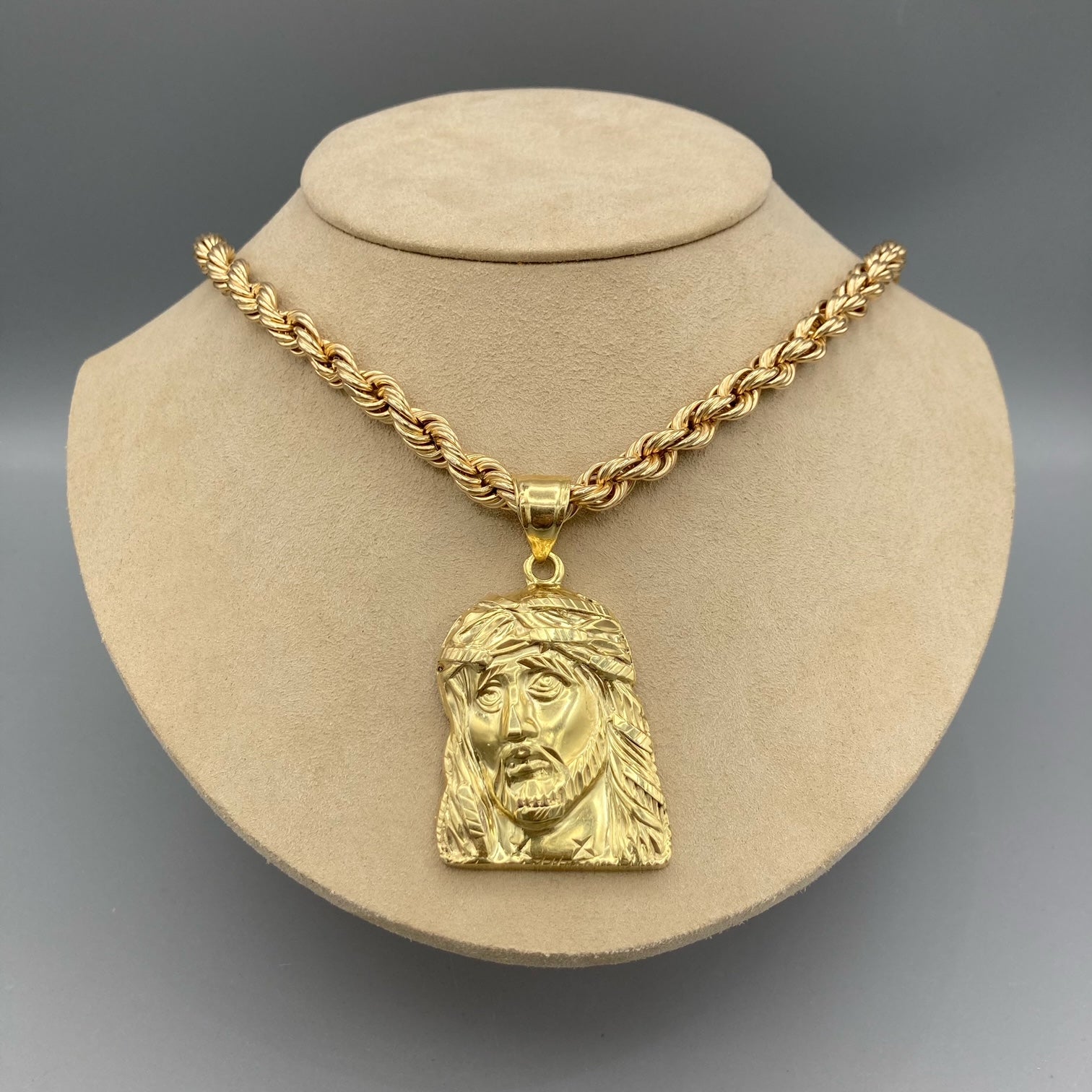 Pendentif tête de Jésus en or jaune 14 carats - Main Image
