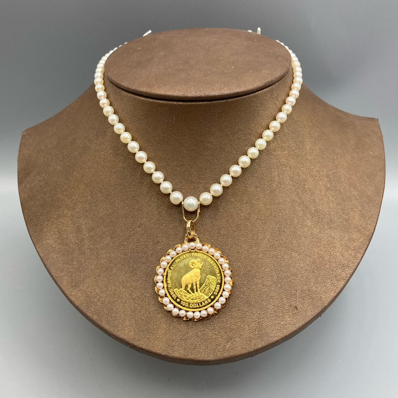 1985 Canada 100 Dollars Gold Coin Parcs nationaux sur collier de perles graduées