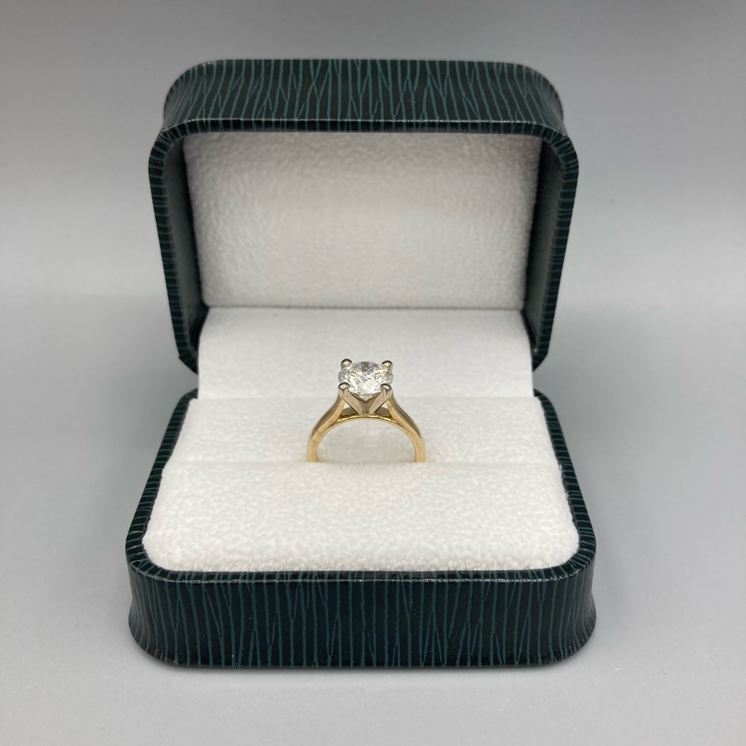 2.57 Carat G VVS2 Round Brilliant Lab-Grown Diamond Engagement Ring 10k Gold