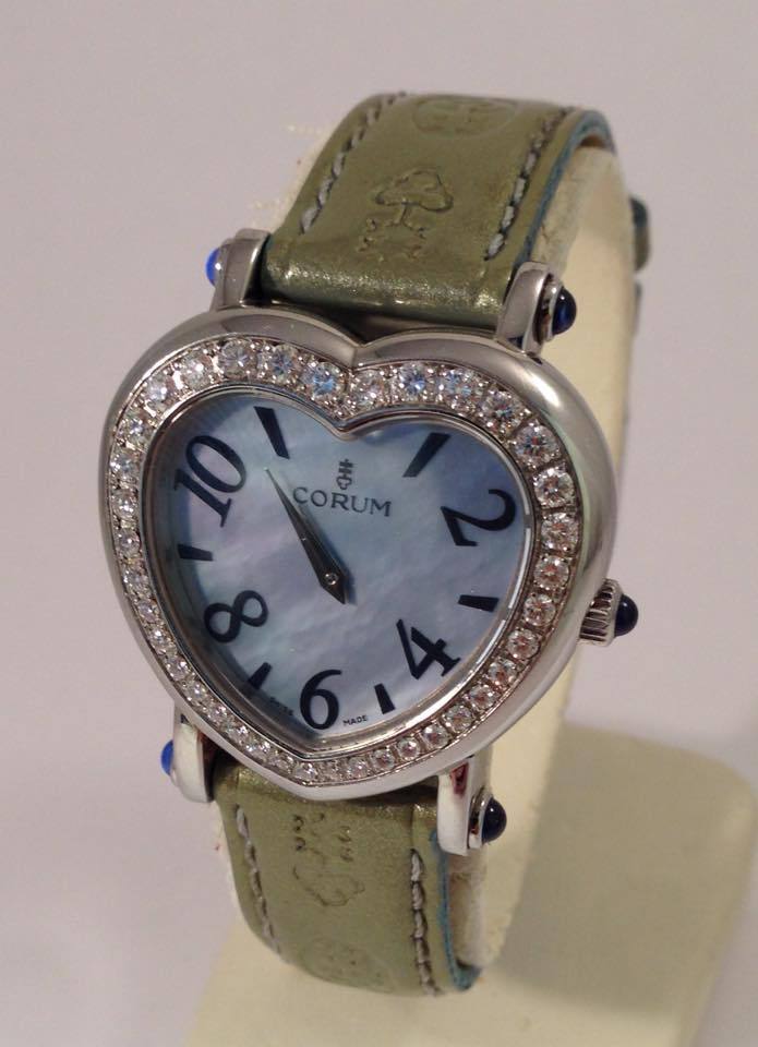 Montre pour femme Corum en forme de c ur avec diamants 24.183.20