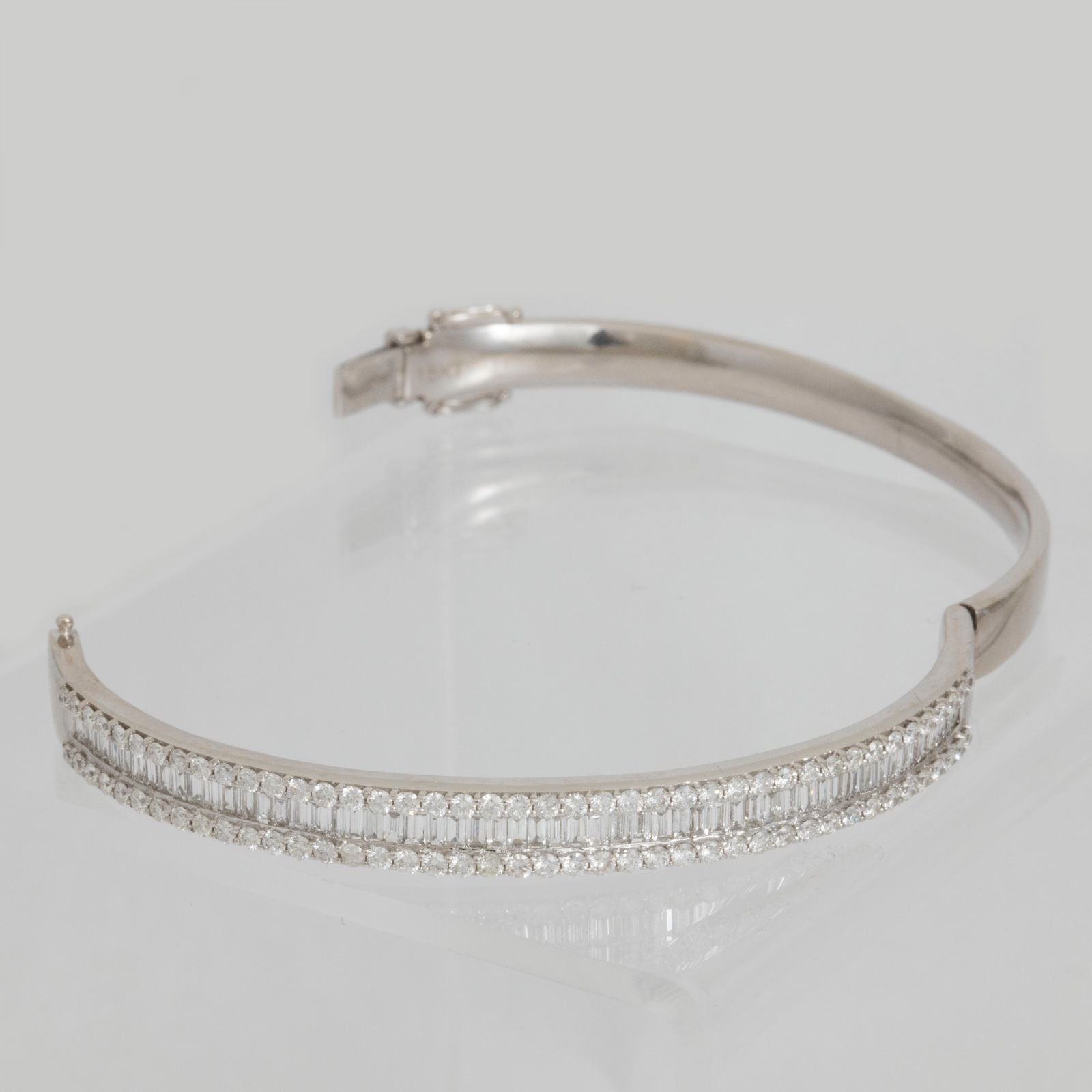 Superbe bracelet jonc à charnière ovale en or blanc 18 carats serti de diamants