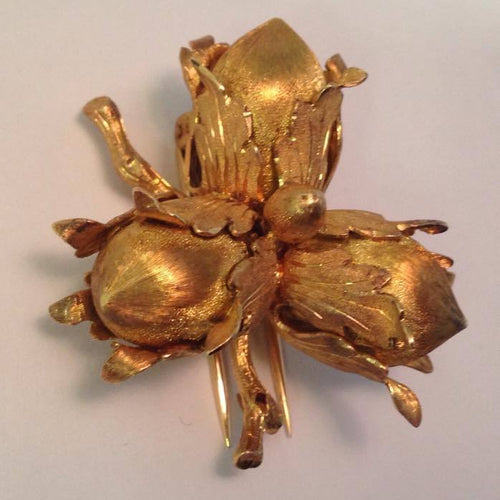 Broche trois glands sur branche en or 18 carats par Mario Buccellati