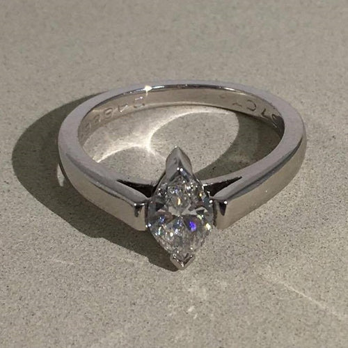 Tiffany &amp; Co. Bague de fiançailles solitaire en platine avec diamant taille marquise 0,57 ct