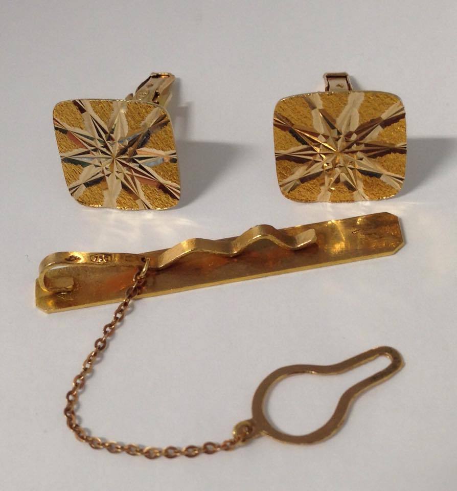 Sophisticated 18K Gold Cufflinks and Tie Bar Set