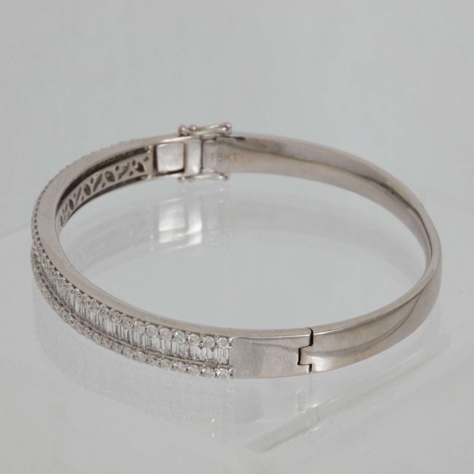 Superbe bracelet jonc à charnière ovale en or blanc 18 carats serti de diamants