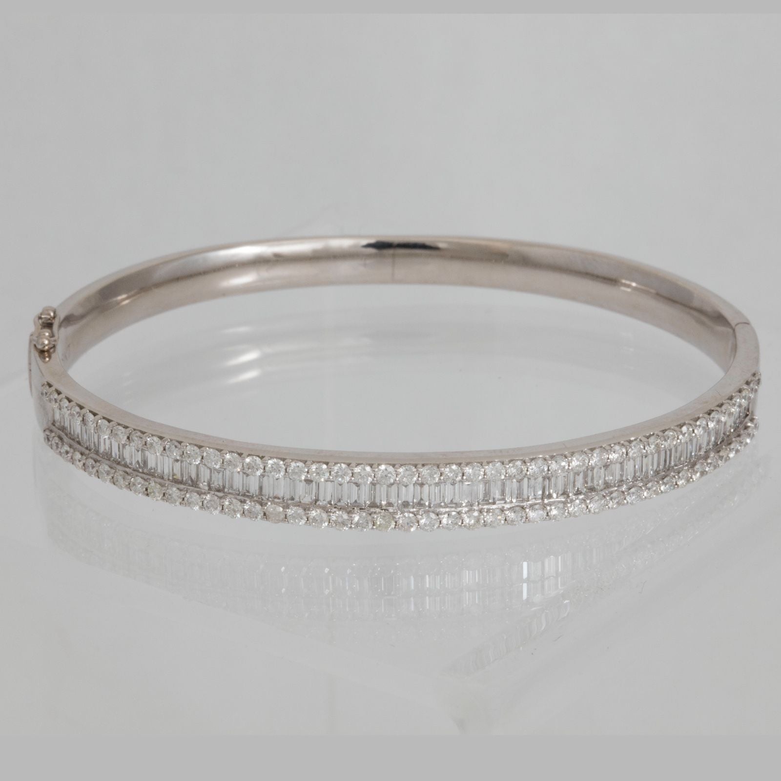 Superbe bracelet jonc à charnière ovale en or blanc 18 carats serti de diamants