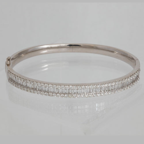 Superbe bracelet jonc à charnière ovale en or blanc 18 carats serti de diamants