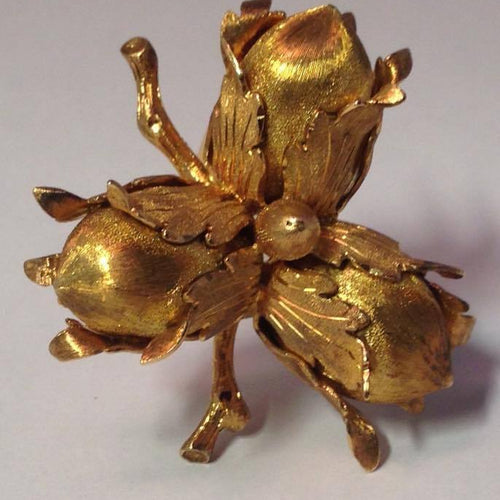 Broche trois glands sur branche en or 18 carats par Mario Buccellati