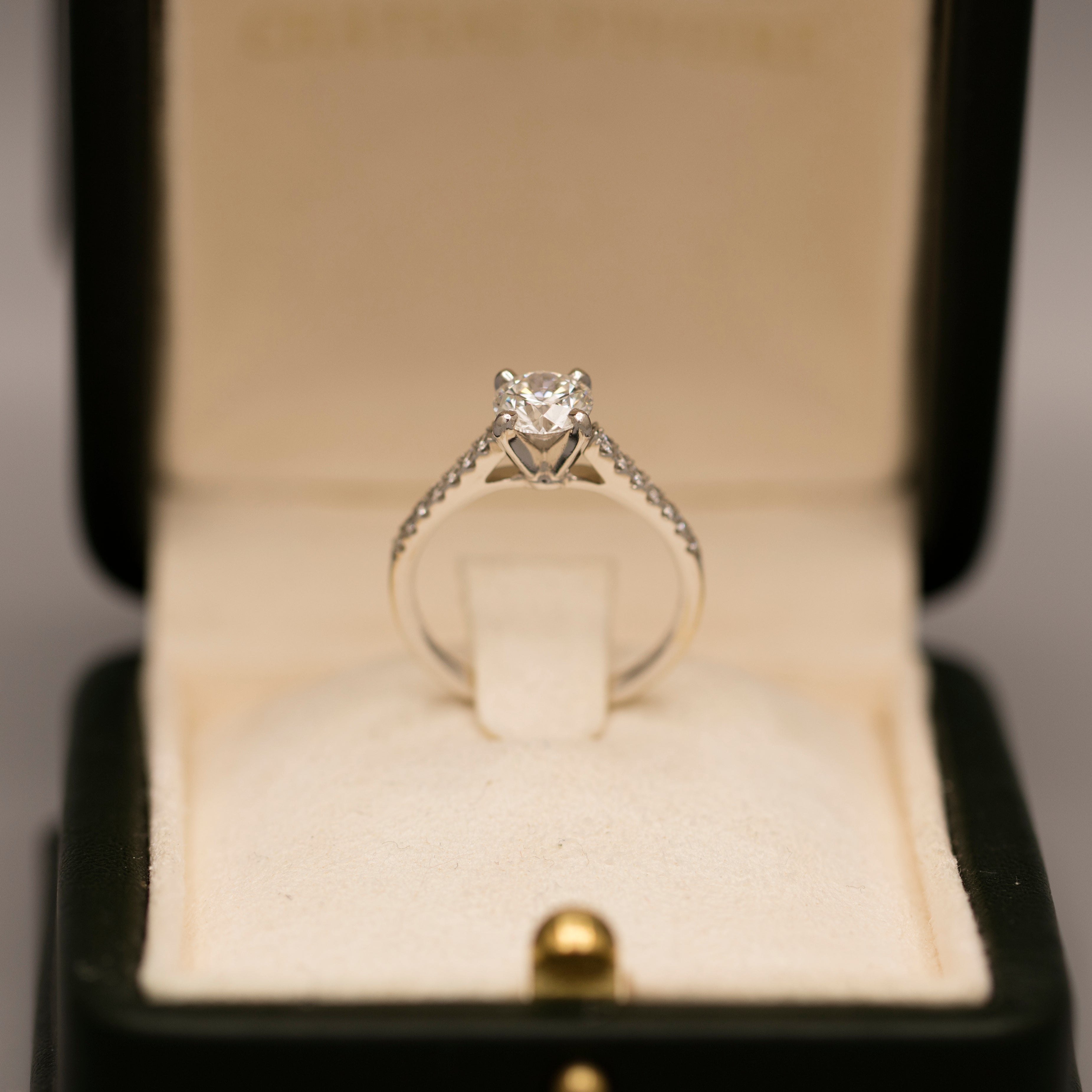 GIA Certified Lady's Diamond Engagement Ring, Round Brilliant Cut Diamond 0.72 carat VS1 F