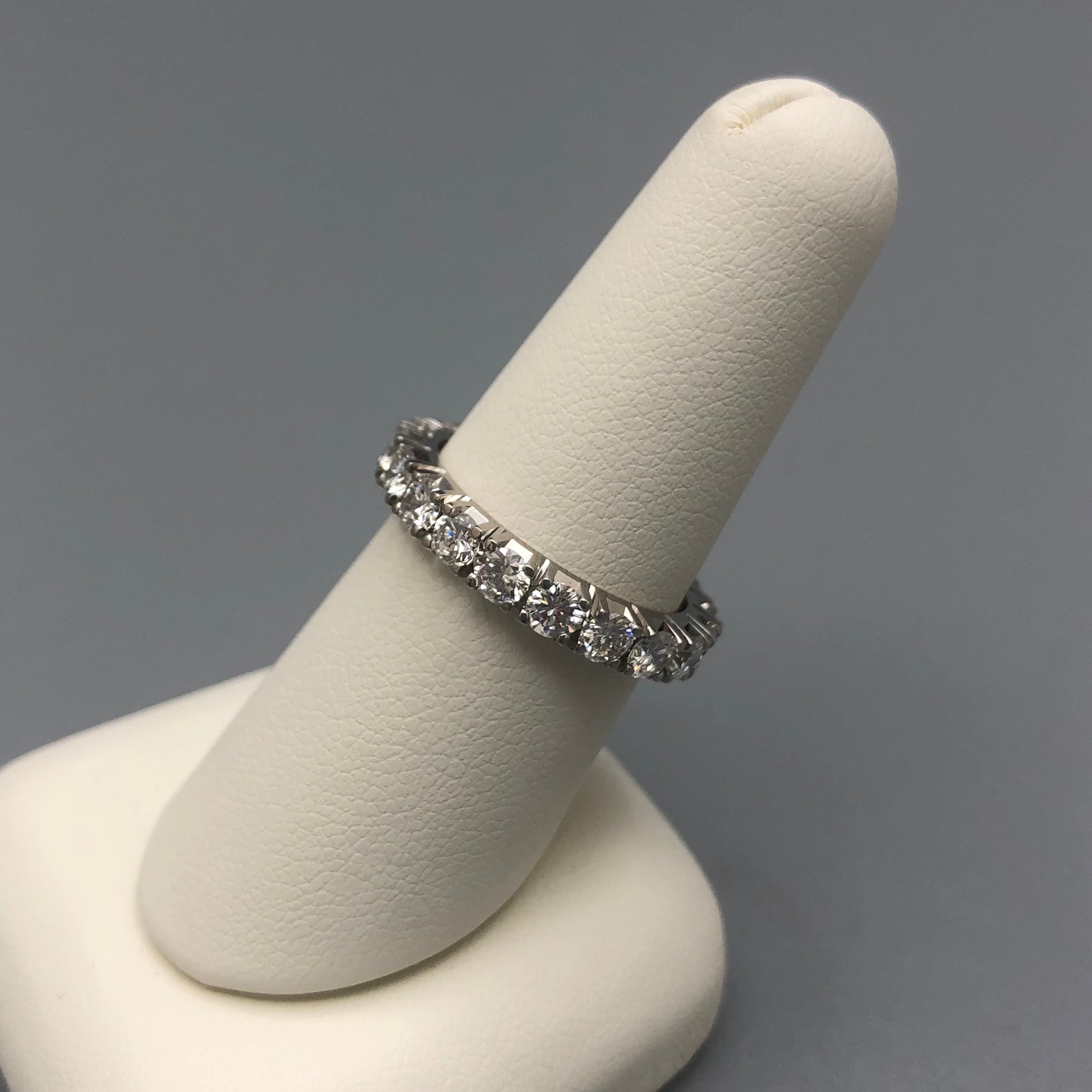 Anneau d'éternité en diamant taille brillant rond avec 20 diamants sertis dans de l'or blanc 18 carats