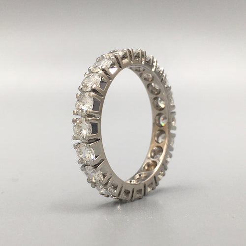 Anneau d'éternité en diamant taille brillant rond avec 20 diamants sertis dans de l'or blanc 18 carats