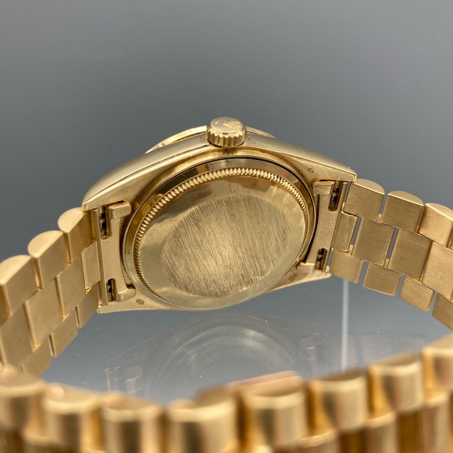 Rolex DayDate finition écorce en or 18 carats avec lunette en diamant et cadran noir - 18108