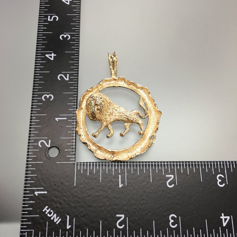 Pendentif grand zodiaque vintage en or 14 carats avec médaillon de lion