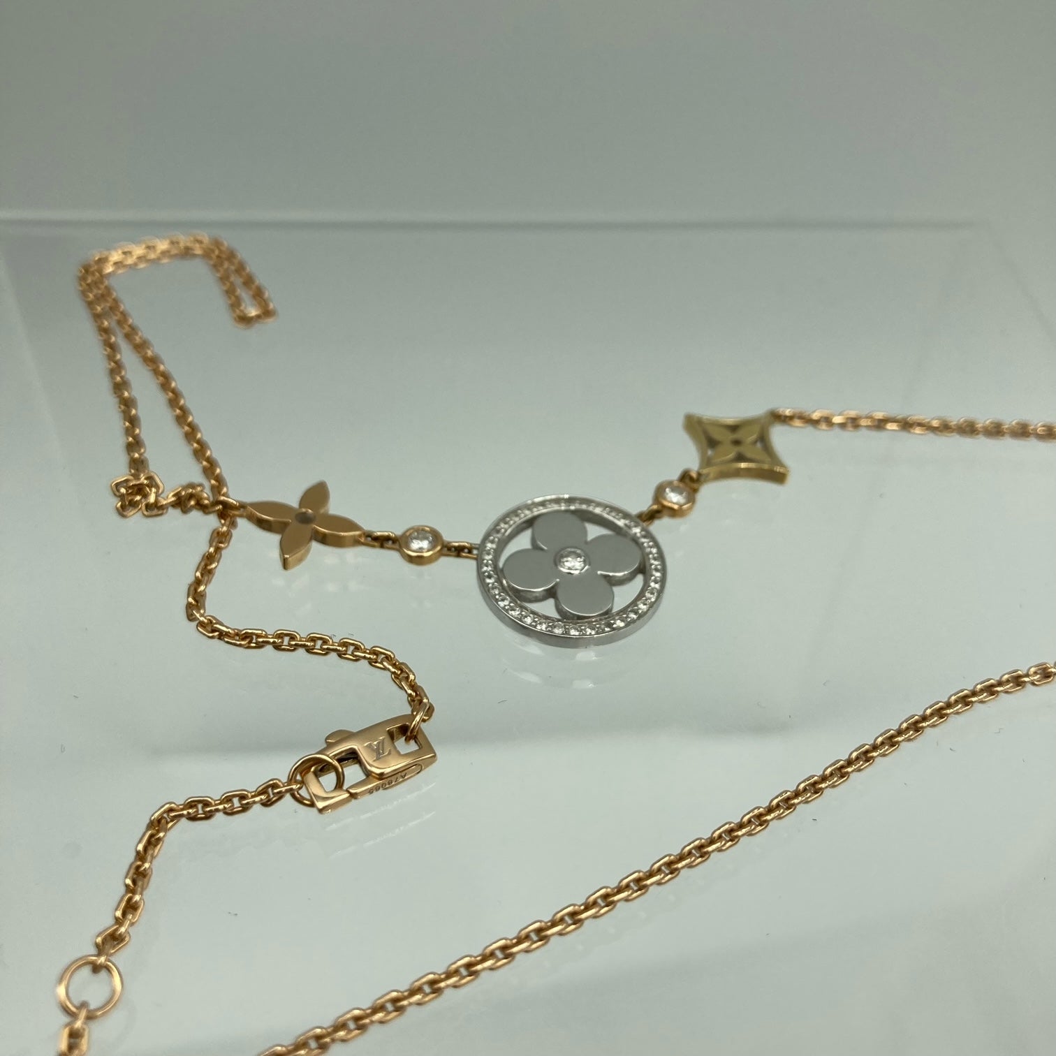 Louis Vuitton 18K Gold Diamond Idylle Blossom Pendant Necklace