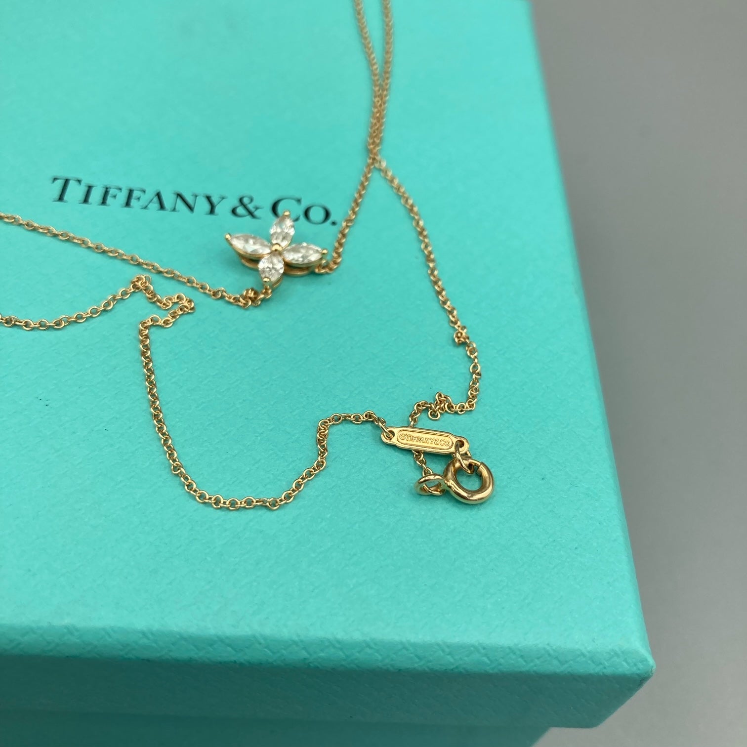 Tiffany & Co. Collier Pendentif Victoria en or rose 18 carats avec diamants Taille moyen