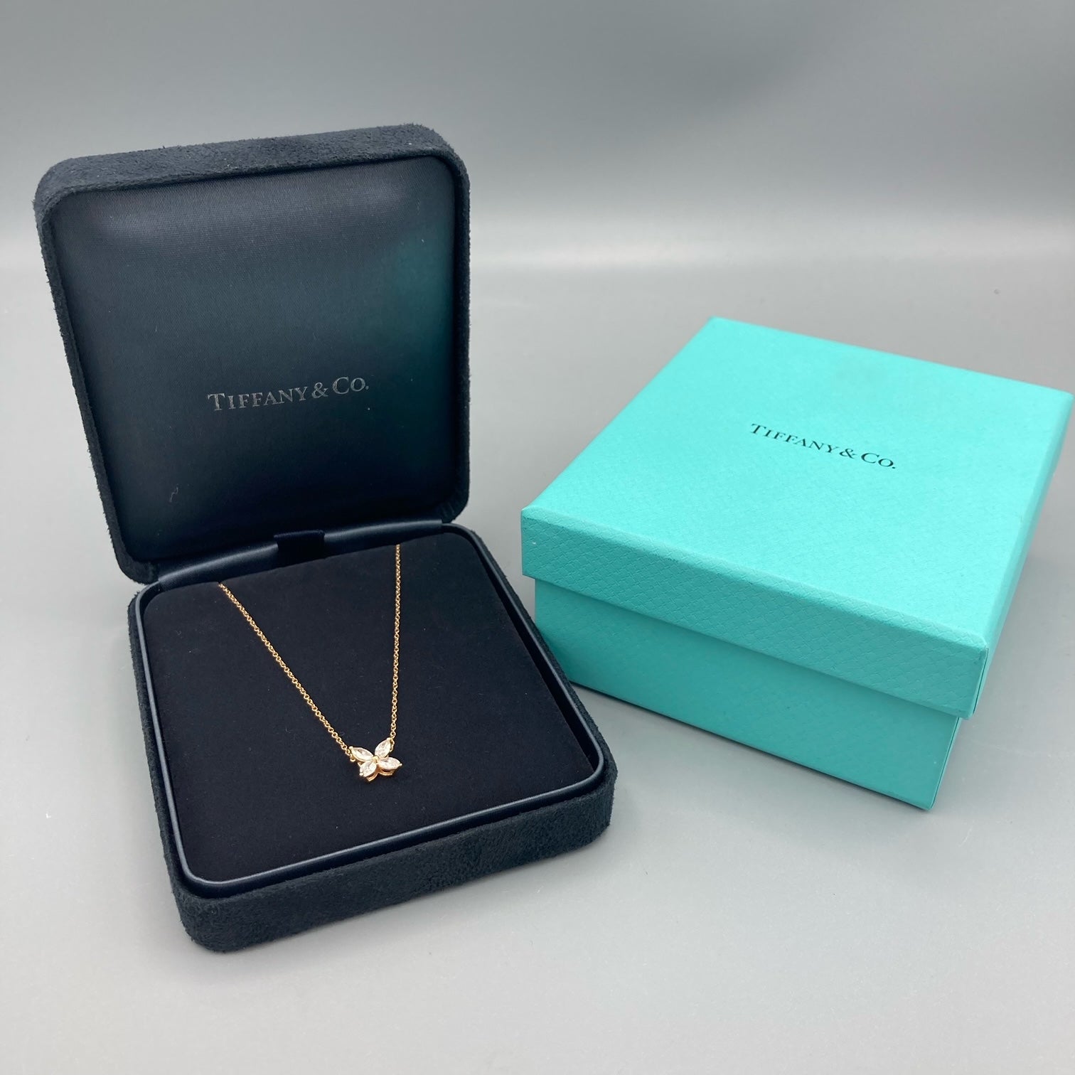 Tiffany & Co. Collier Pendentif Victoria en or rose 18 carats avec diamants Taille moyen