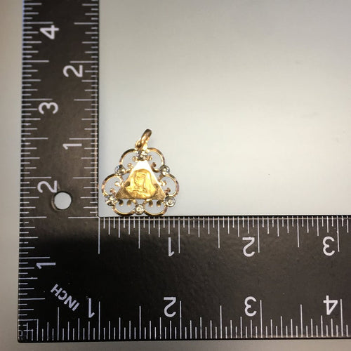 Pendentif Vierge Marie du milieu du siècle en forme de triangle en or 18 carats