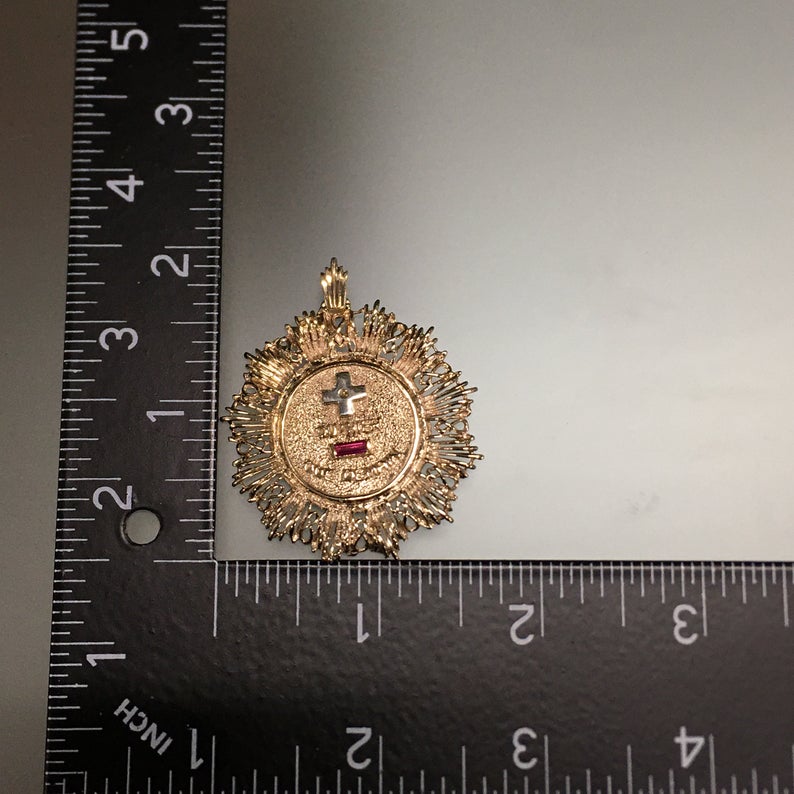 Grand pendentif Vintage Qu' Hier Que DEMAIN en or 14 carats serti de rubis