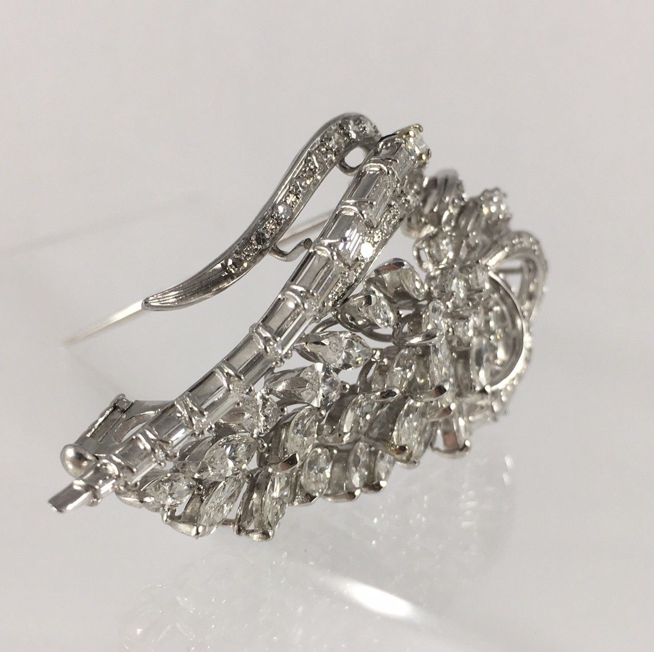 Broche sertie de diamants en or blanc 18 carats avec fleurs et rubans 6 carats